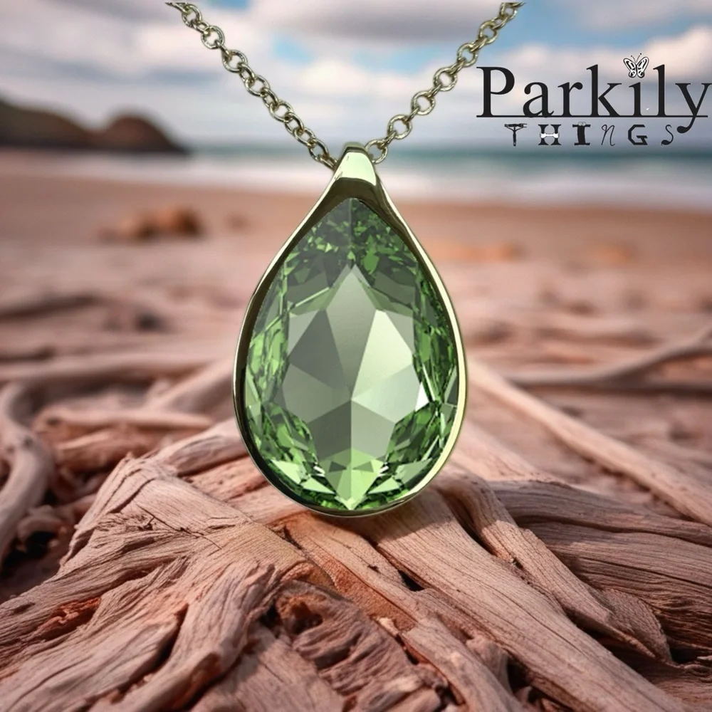 Handcrafted necklace with green peridot crystal and chain - Picture 2 of 6